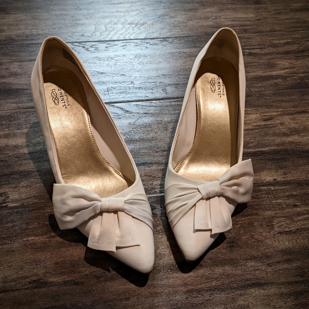 Unforgettable moments pointed kitten heels with bow accent